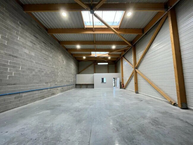 Plus de détails pour Local d'activités à louer