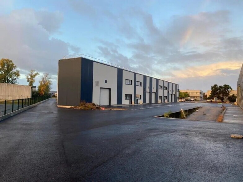 Industriel/Logistique dans Blanquefort à vendre - Photo de l’immeuble – Image 2 sur 11