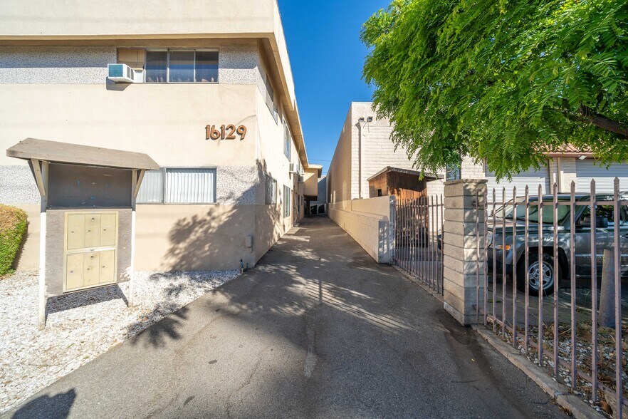 16129 Cantlay St, Van Nuys, CA à vendre - Photo de l’immeuble – Image 2 sur 7