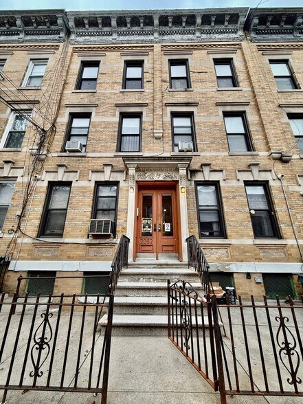 2052 Gates Ave, Ridgewood, NY à vendre - Photo de l’immeuble – Image 3 sur 23