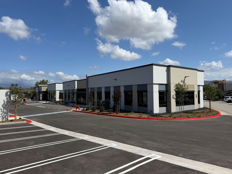 850 Patriot Dr, Moorpark, CA à louer - Photo de l’immeuble – Image 2 sur 14
