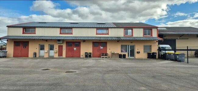 Plus de détails pour Local d'activités à louer