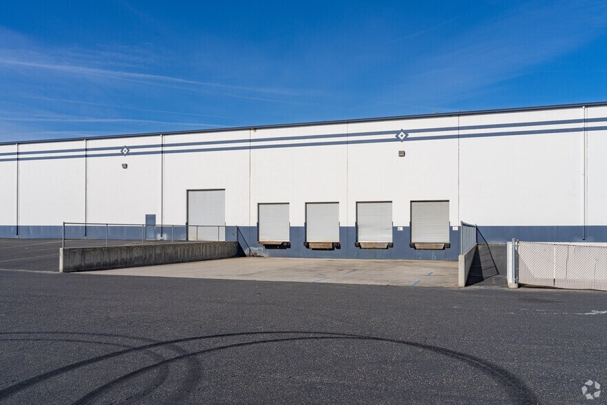 7101 W Doe Ave, Visalia, CA à louer - Photo de l’immeuble – Image 3 sur 7