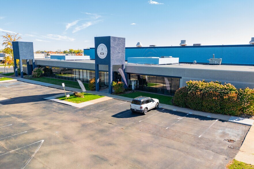 190 E Maple Rd, Troy, MI à louer - Photo de l’immeuble – Image 3 sur 10