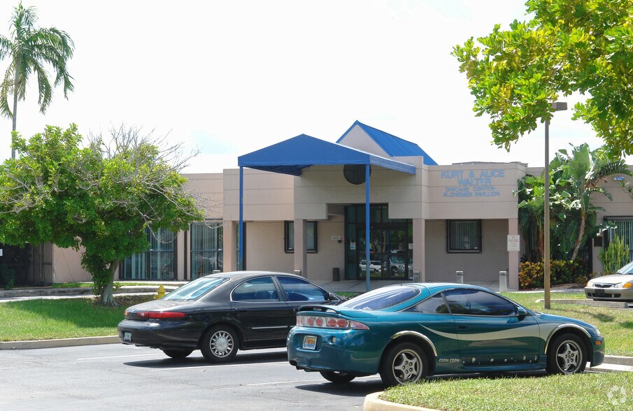 5000 Nob Hill Rd, Sunrise, FL à vendre - Photo de l’immeuble – Image 3 sur 8