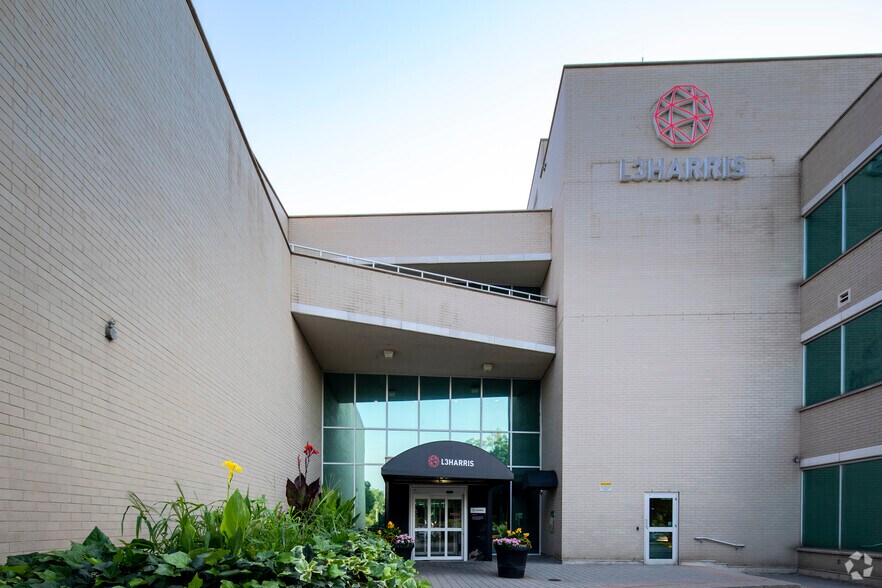 649 North Service Rd, Burlington, ON à vendre - Photo de l’immeuble – Image 2 sur 7