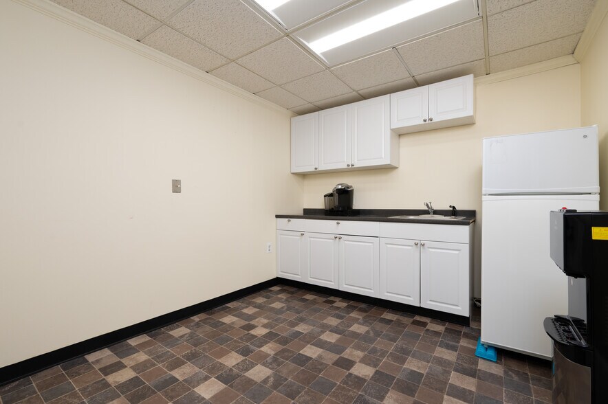 2444 Solomons Island Rd, Annapolis, MD à louer - Photo de l’immeuble – Image 3 sur 23