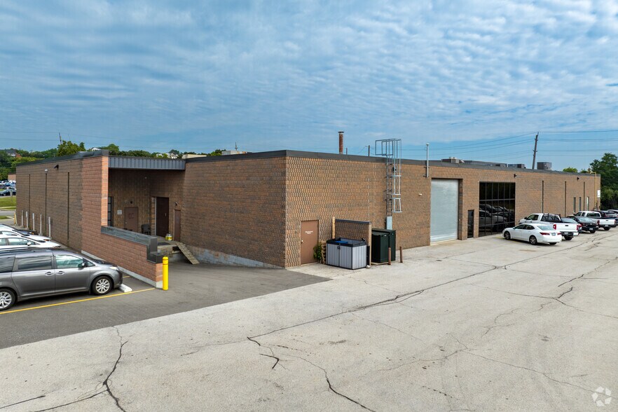 504 Iroquois Shore Rd, Oakville, ON à louer - Photo de l’immeuble – Image 2 sur 4