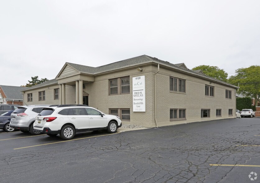 4120 W Maple Rd, Bloomfield Hills, MI à louer - Photo principale – Image 1 sur 2