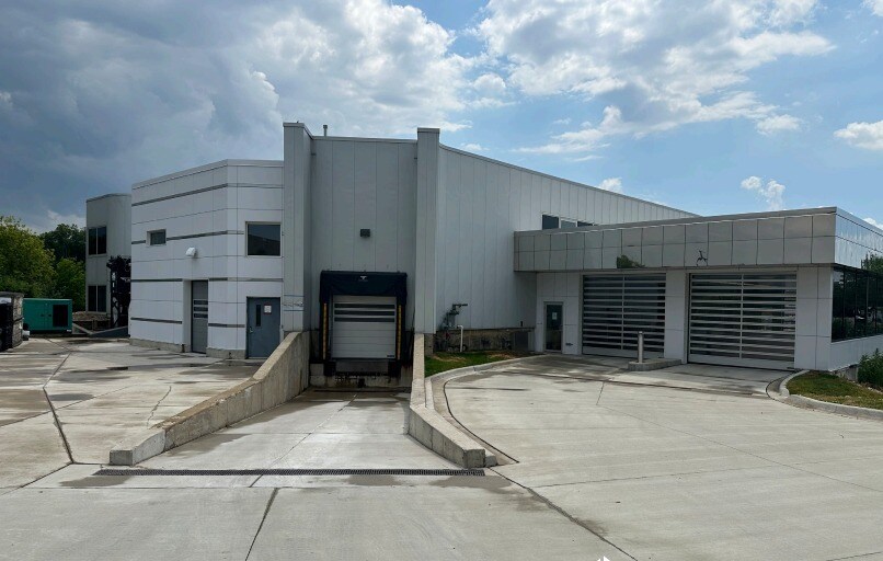 555 Pond Dr, Wood Dale, IL à louer - Photo de l’immeuble – Image 2 sur 6