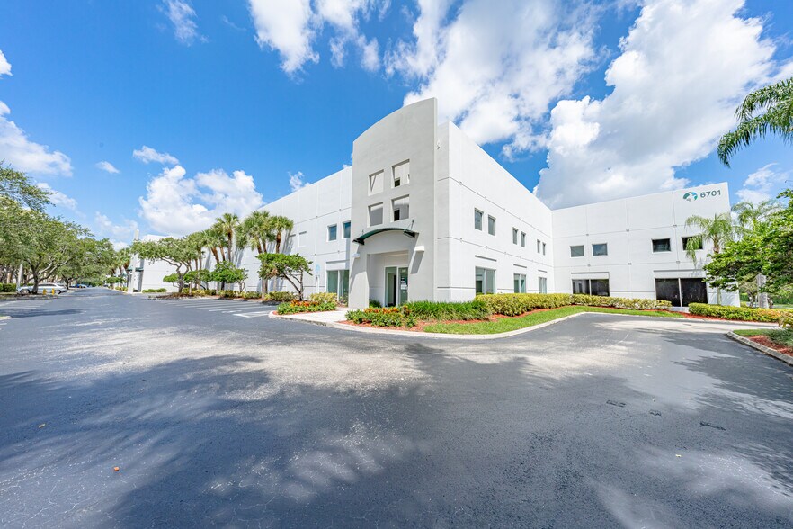 6701 NW 7th St, Miami, FL à louer - Photo de l’immeuble – Image 2 sur 4