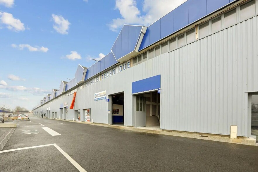 Local d’activités dans Vaux-le-Pénil à louer - Photo de l’immeuble – Image 1 sur 17