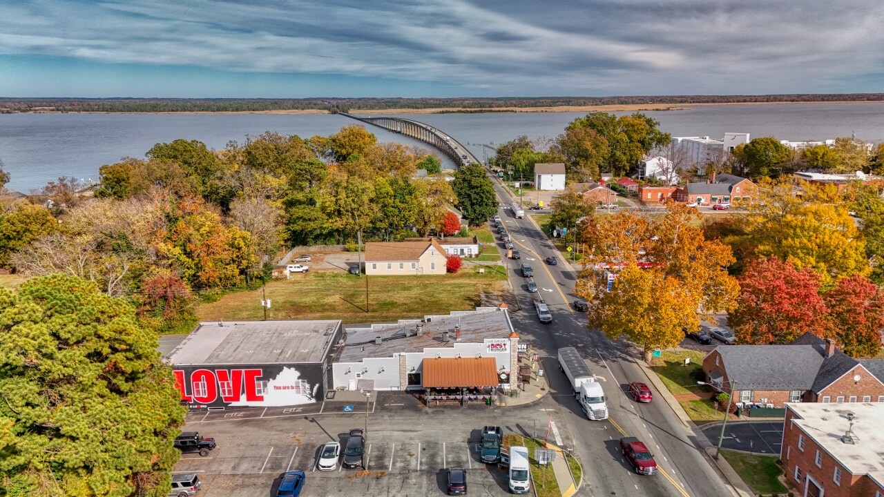 303 Queen St, Tappahannock, VA à vendre Photo de l’immeuble– Image 1 sur 9