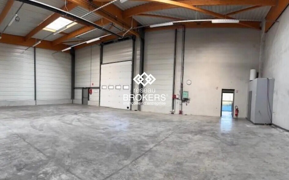 Local d’activités dans La Verpillière à louer - Photo de l’immeuble – Image 1 sur 4