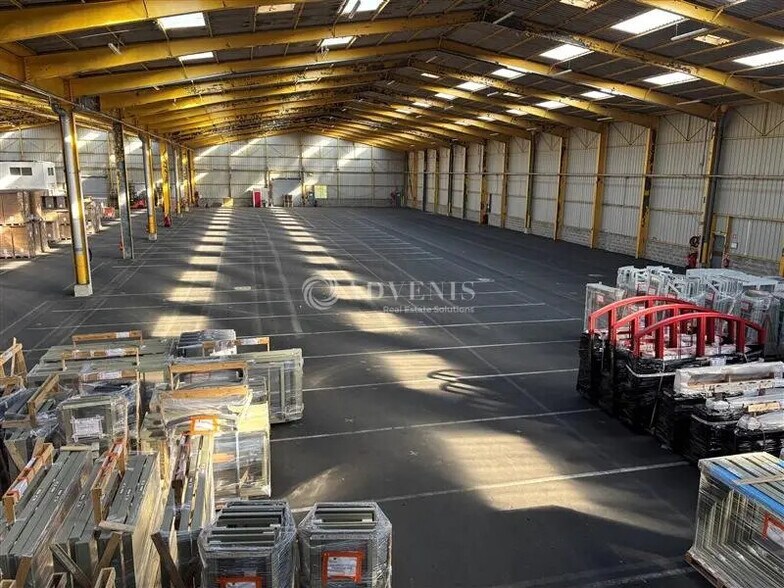 Local d'activités dans Montfort-le-Gesnois à vendre - Photo de l’immeuble – Image 3 sur 6