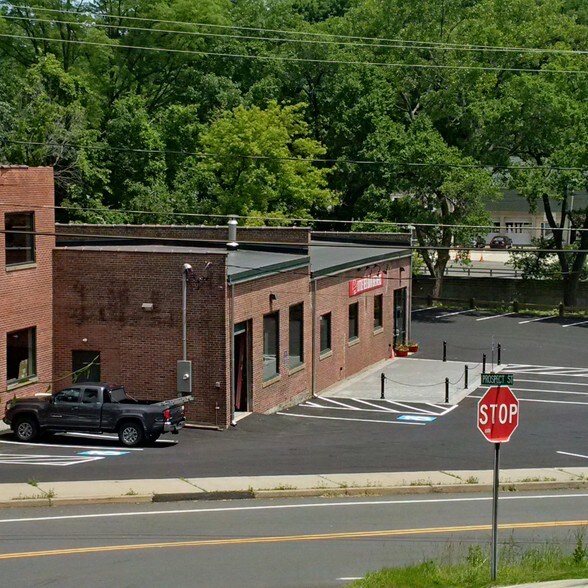 32 Lake St, Winsted, CT à louer - Photo principale – Image 1 sur 11