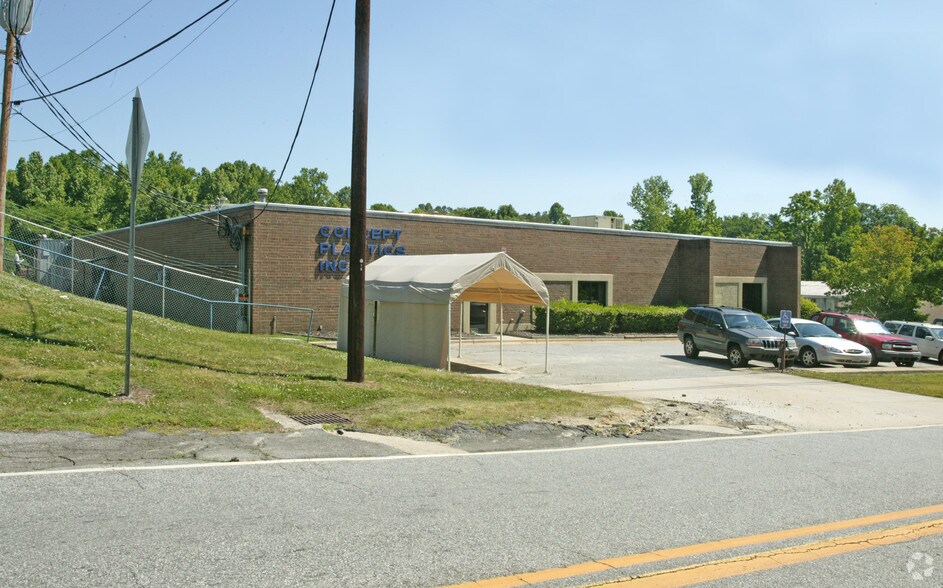 1210 Hickory Chapel Rd, High Point, NC à vendre - Photo principale – Image 1 sur 7