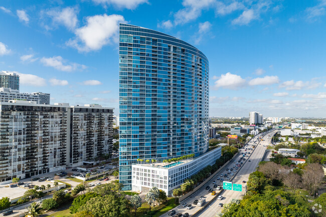 Plus de détails pour 601 NE 36th St, Miami, FL - Logement à vendre