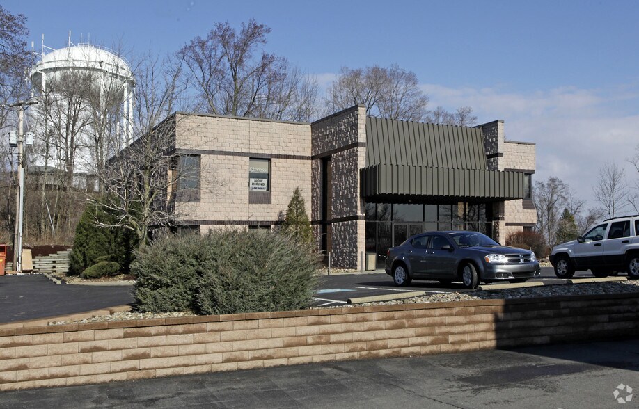 6200 Steubenville Pike, McKees Rocks, PA à louer - Photo principale – Image 1 sur 9