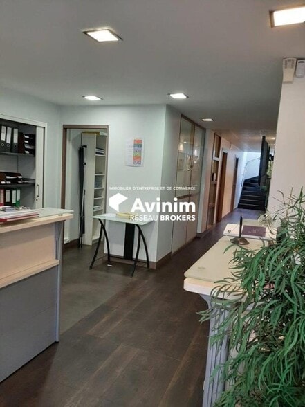 Local commercial dans Enghien-les-Bains à louer - Hall d’entrée – Image 3 sur 3