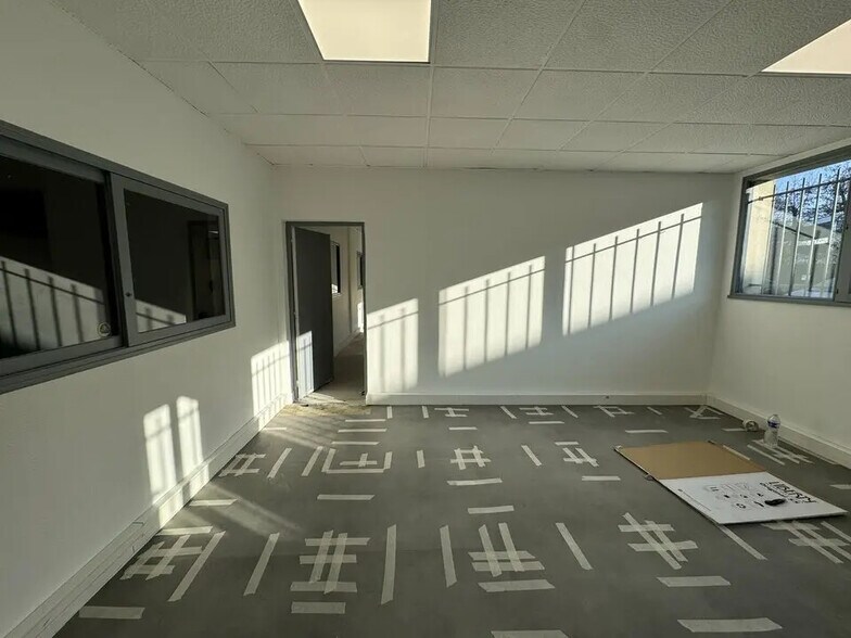 Local d’activités dans Émerainville à louer - Photo de l’immeuble – Image 3 sur 10