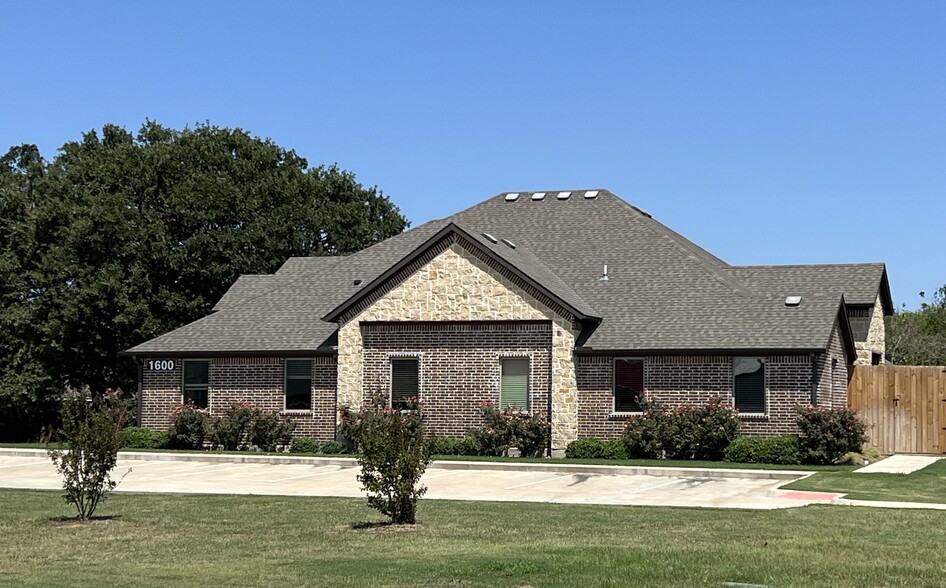 1600 Creekstone Ct, Seagoville, TX à vendre - Photo de l’immeuble – Image 2 sur 8