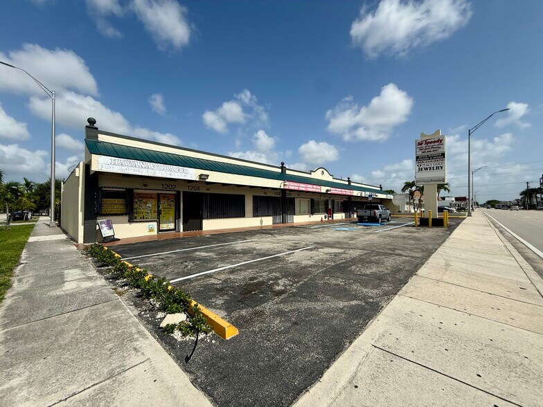1200-1240 E 4th Ave, Hialeah, FL à louer - Photo de l’immeuble – Image 1 sur 5