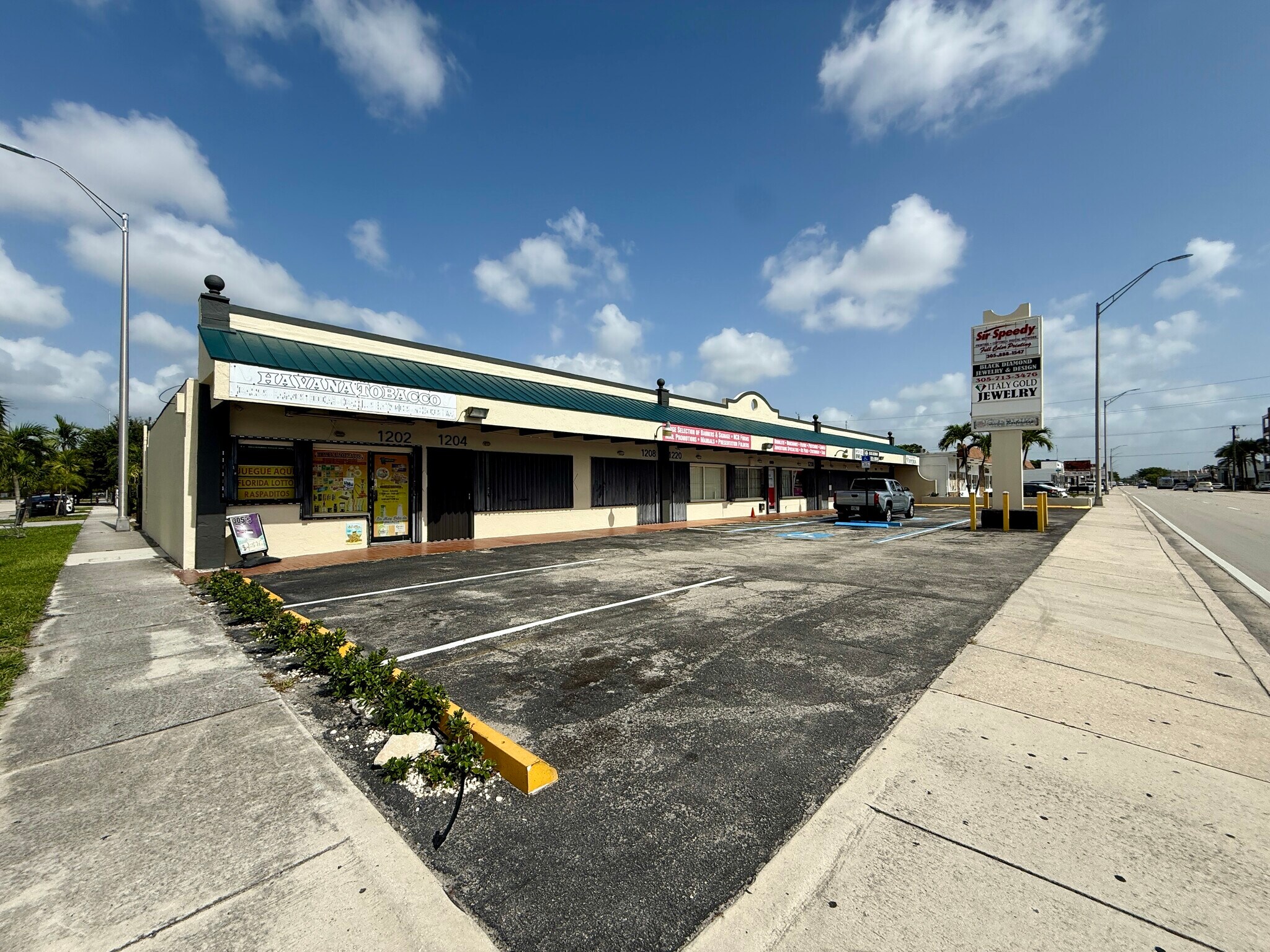 1200-1240 E 4th Ave, Hialeah, FL à louer Photo de l’immeuble– Image 1 sur 6