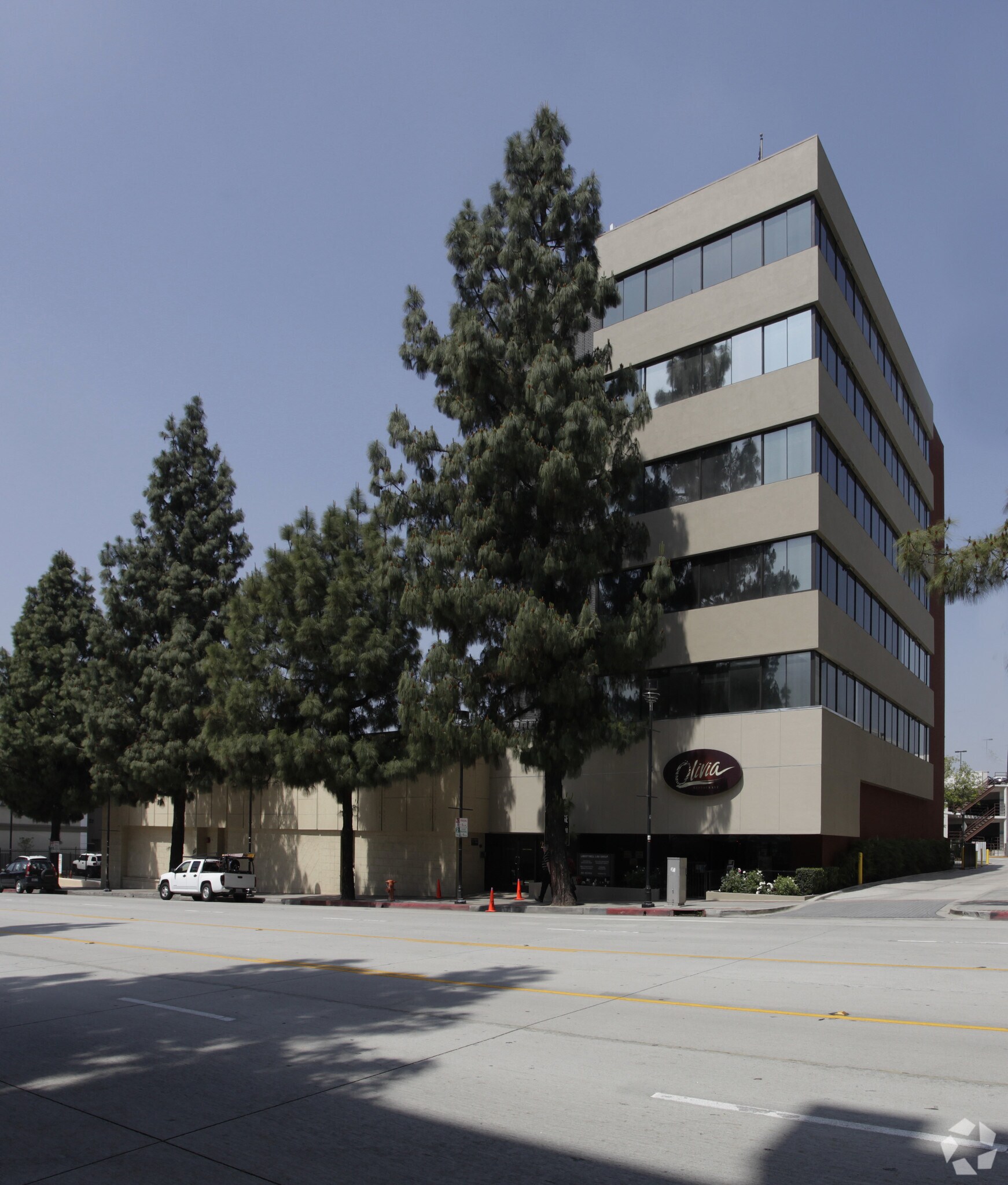 245 E Olive Ave, Burbank, CA à louer Photo principale– Image 1 sur 6