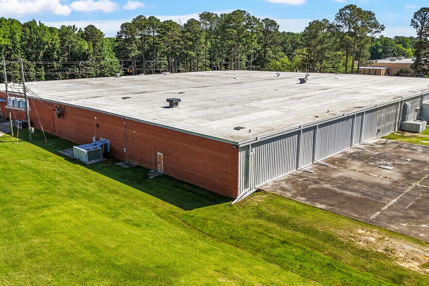 500 E Gannon Ave, Zebulon, NC à louer - Photo de l’immeuble – Image 2 sur 31