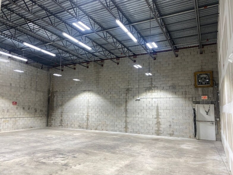 999 W 17th St, Riviera Beach, FL à louer - Photo de l’immeuble – Image 2 sur 2