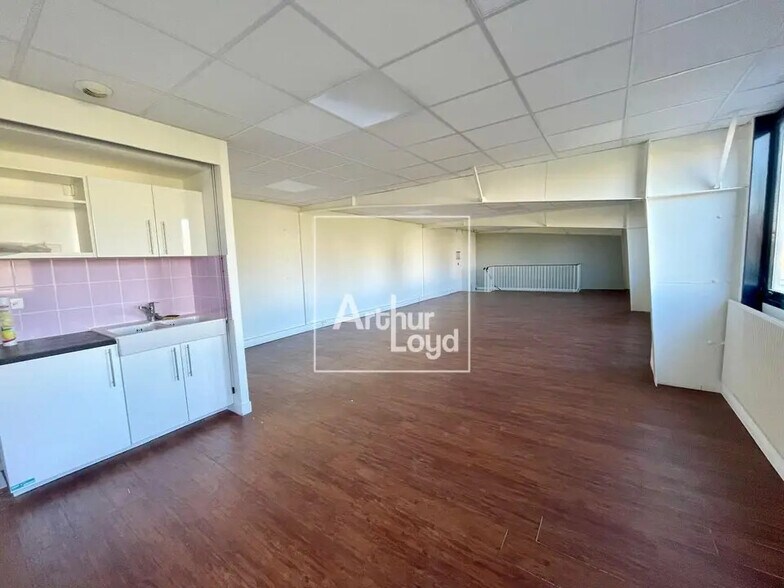 Local d'activités dans Vaux-le-Pénil à vendre - Photo de l’immeuble – Image 2 sur 9