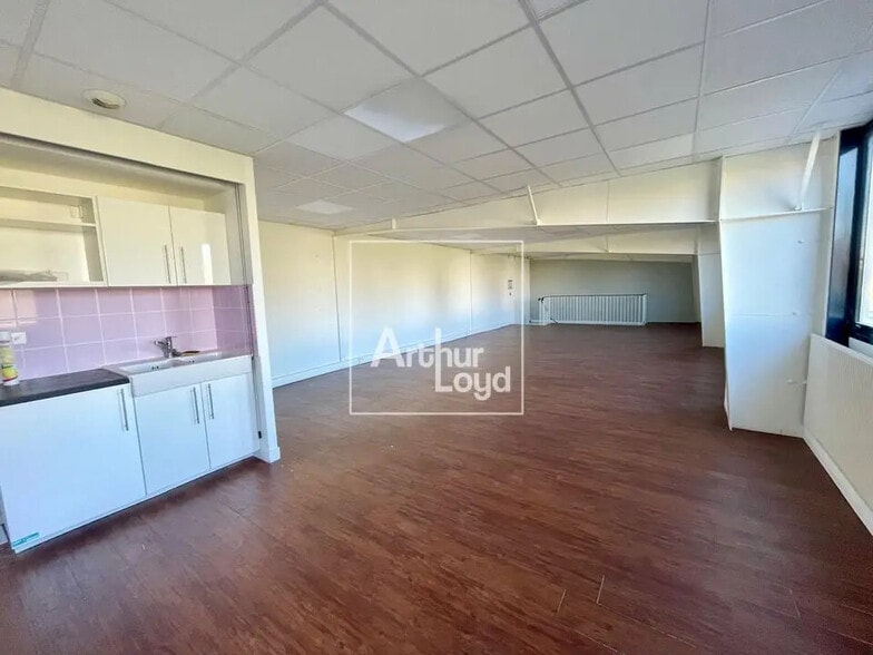 Local d'activités dans Vaux-le-Pénil à vendre - Photo intérieure – Image 2 sur 8