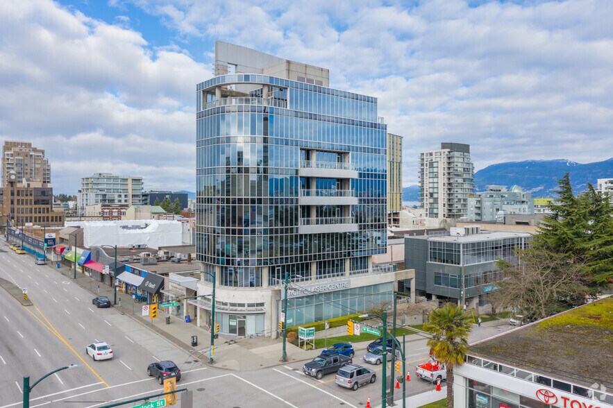 1401 W Broadway, Vancouver, BC à louer - Photo de l’immeuble – Image 1 sur 6