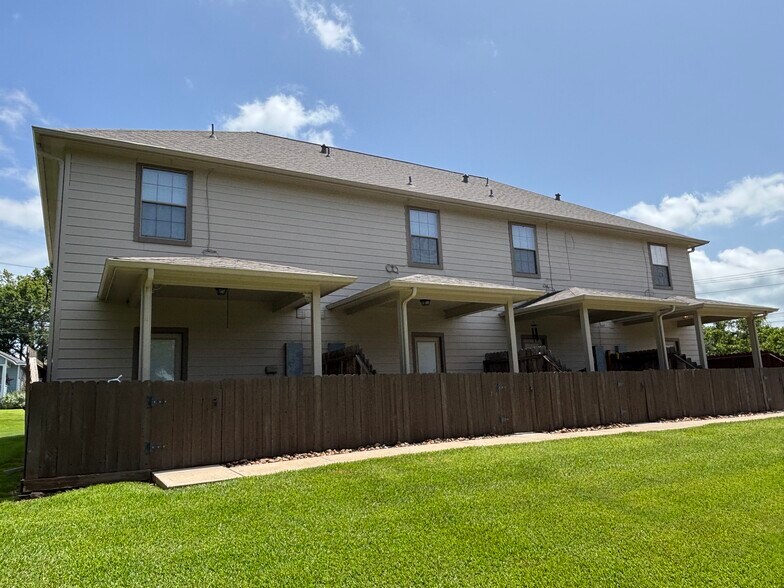 215 E Luhn St, Bellville, TX à vendre - Photo de l’immeuble – Image 2 sur 14