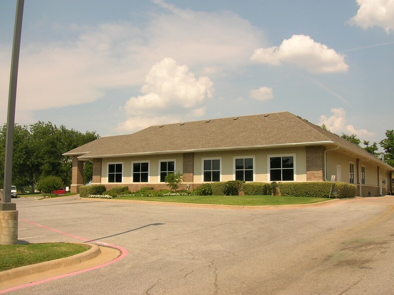 1220 Reba McEntire Ln, Denison, TX à vendre - Photo de l’immeuble – Image 2 sur 14