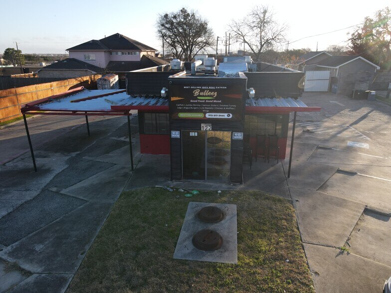 122 S Hampton Rd, DeSoto, TX à vendre - Photo de l’immeuble – Image 2 sur 8