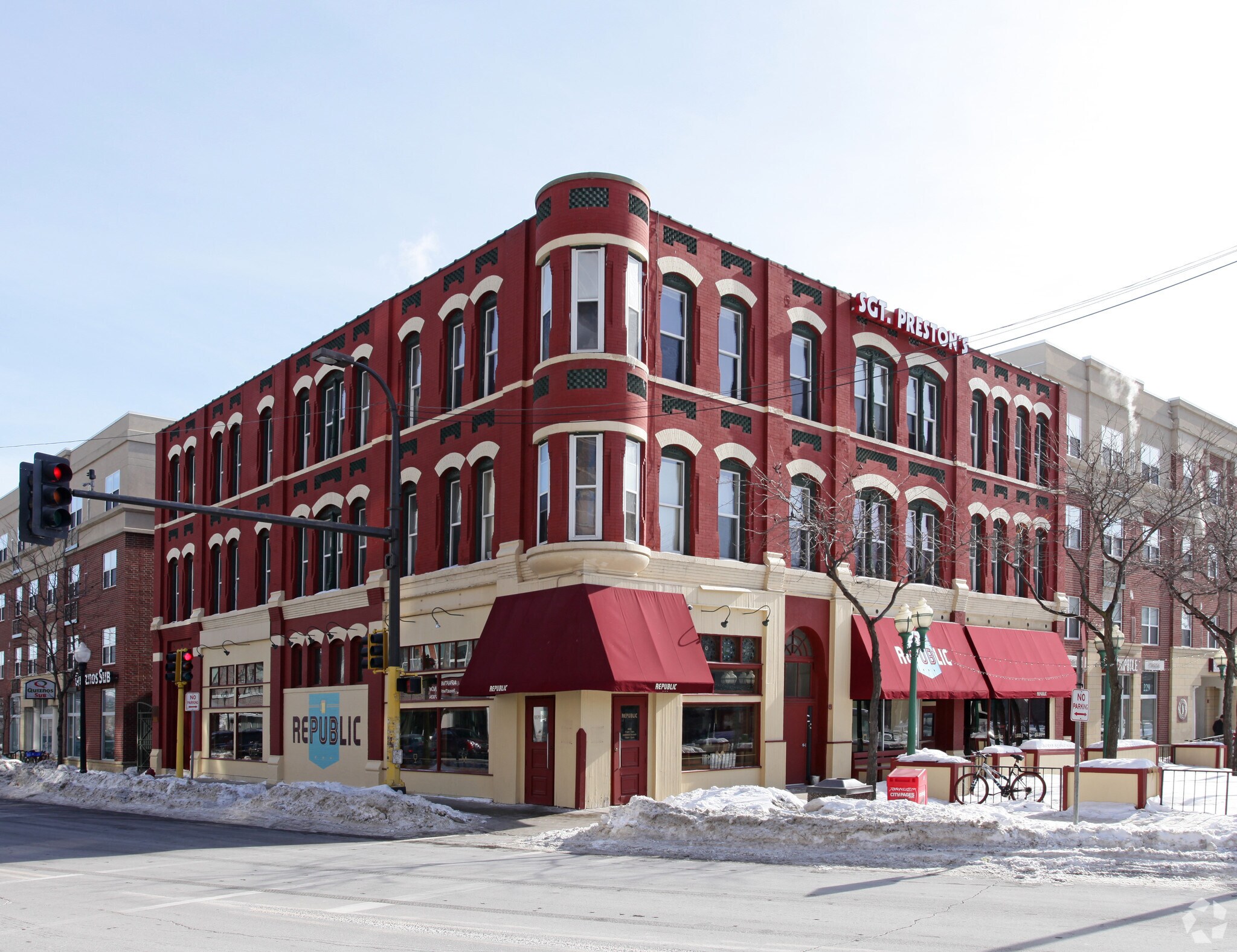 221-225 Cedar Ave S, Minneapolis, MN à vendre Photo de l’immeuble– Image 1 sur 4