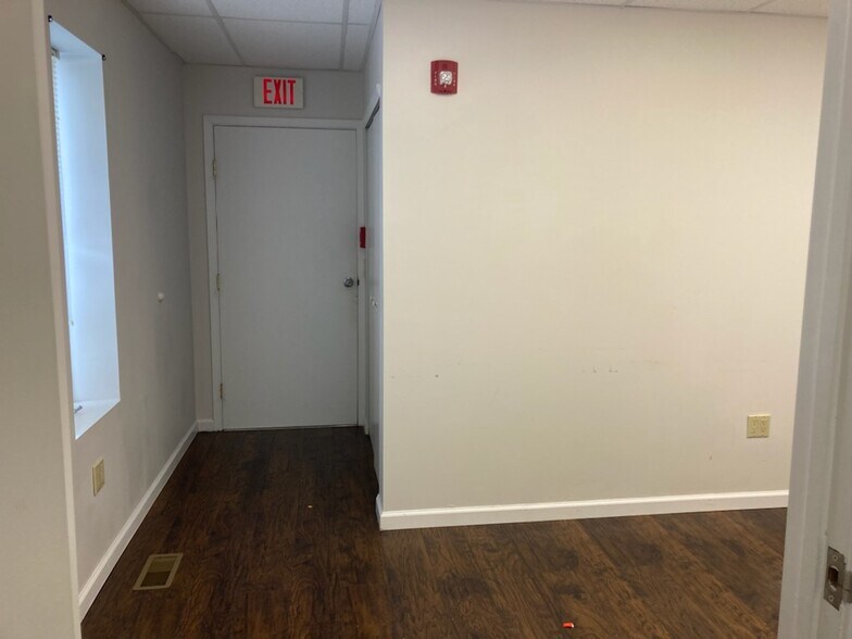 103 Cooper St, Babylon, NY à louer - Photo intérieure – Image 3 sur 9