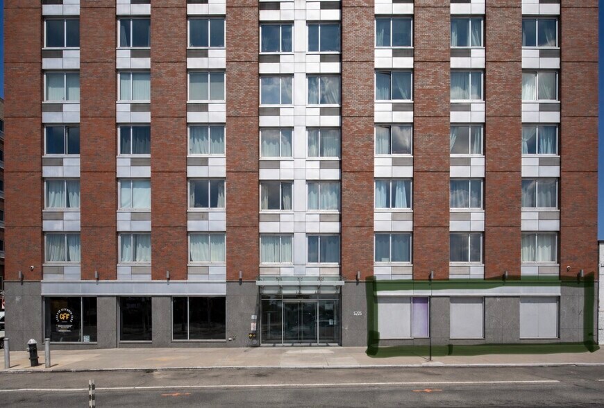 52-07 Queens Blvd, Woodside, NY à louer - Photo principale – Image 1 sur 5