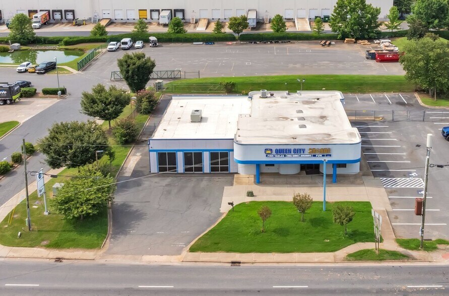 741 Westinghouse Blvd, Charlotte, NC à louer - Photo de l’immeuble – Image 1 sur 17