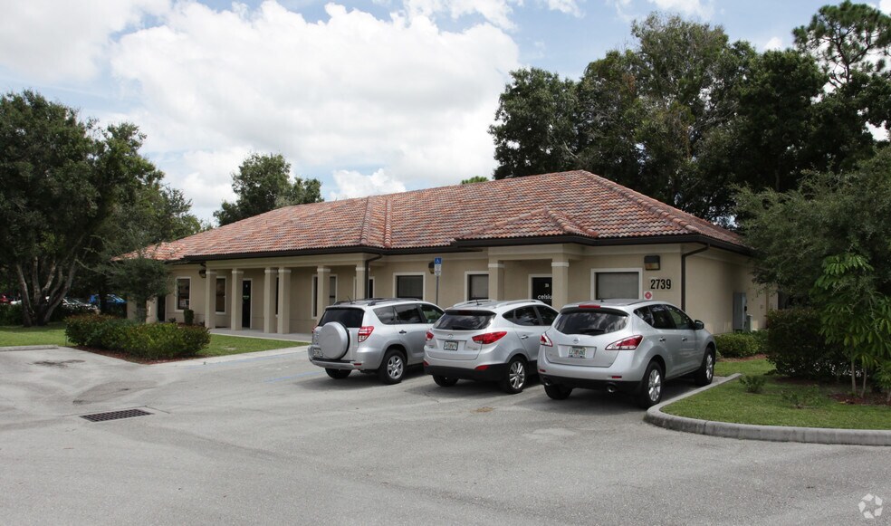 2739 Oak Ridge Ct, Fort Myers, FL à vendre - Photo principale – Image 1 sur 1