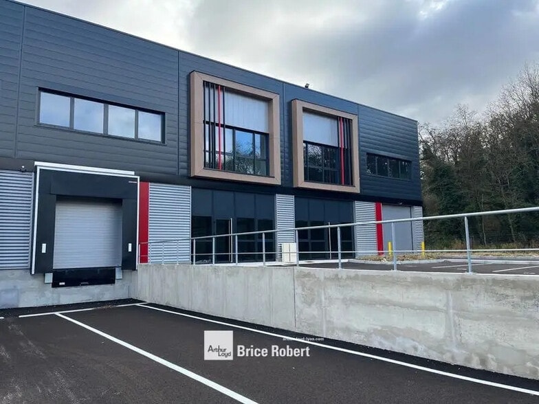 Local d’activités dans Saint-Laurent-de-Mure à louer - Photo de l’immeuble – Image 2 sur 6