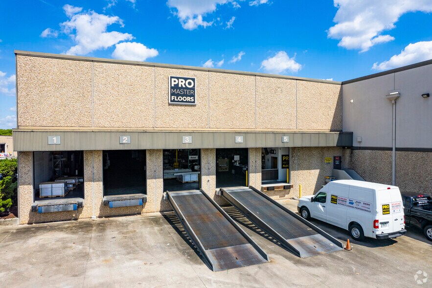 8314-8326 E Adamo Dr, Tampa, FL à louer - Photo de l’immeuble – Image 2 sur 8