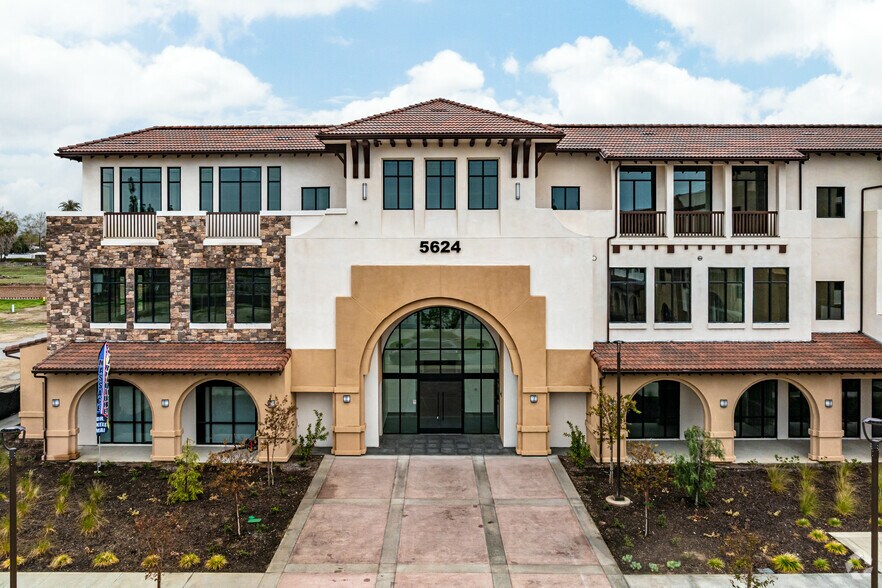 5624 Philadelphia St, Chino, CA à vendre - Photo de l’immeuble – Image 3 sur 16