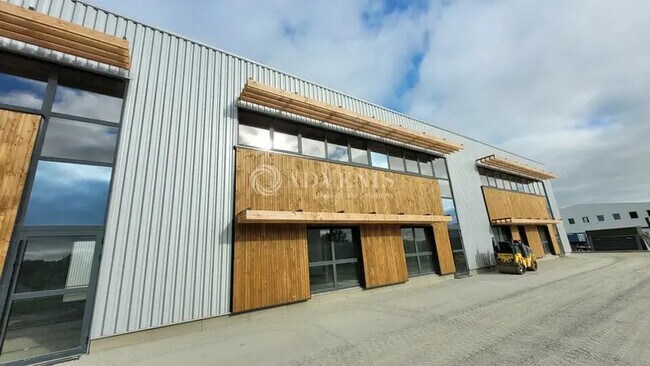 Plus de détails pour Local d’activités à vendre
