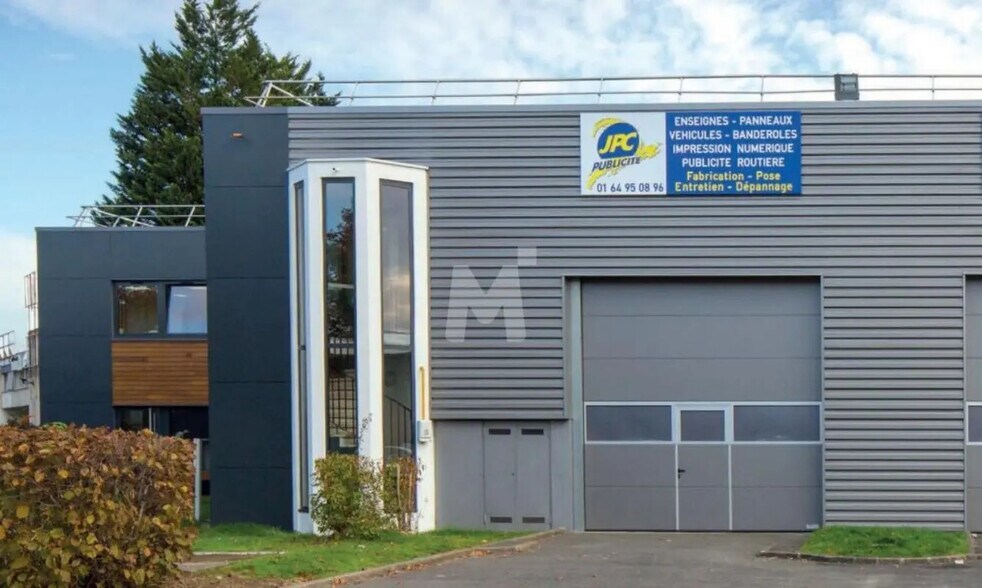 Local d’activités dans Sainte-Geneviève-des-Bois à louer - Photo de l’immeuble – Image 2 sur 10