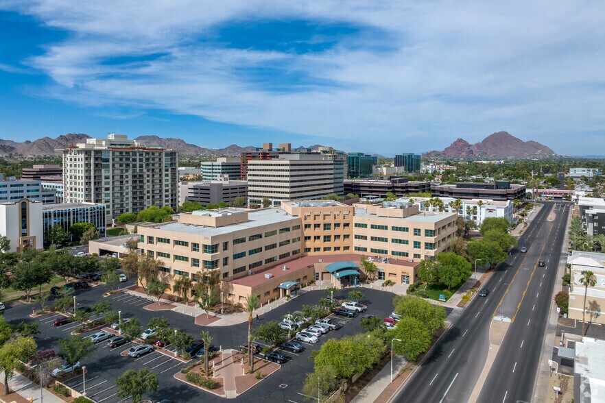2222 E Highland Ave, Phoenix, AZ à louer - Aérien – Image 2 sur 16