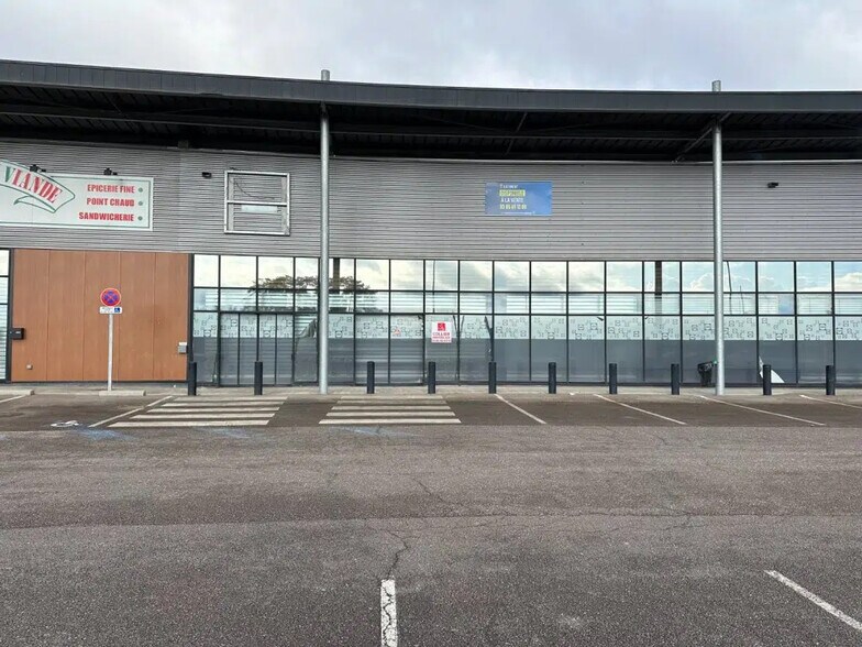 Local commercial dans Torcy à louer - Photo de l’immeuble – Image 1 sur 10