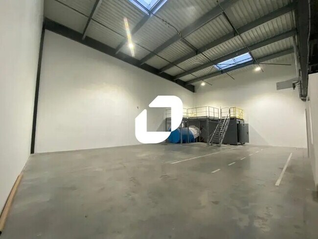 Plus de détails pour Bureau, Local d'activités à louer